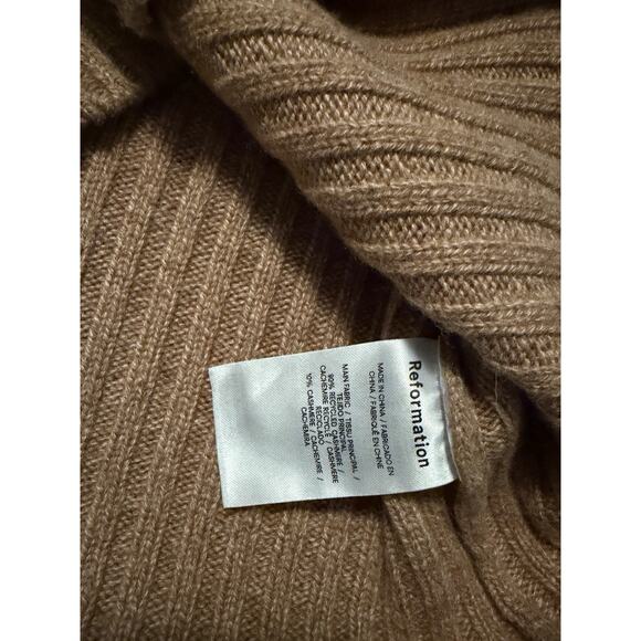 Reformation Beckie Cashmere Collared V Neck Sweater in Panko Camel Beige Tan - Picture 10 of 11